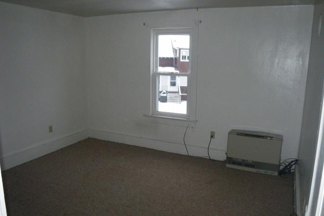 Living room - 2 Bedroom, Walk to UVM, Off street parking
