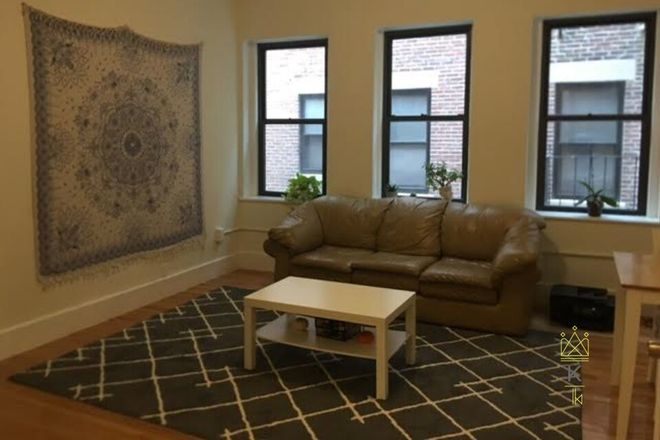 living room - Charming Kenmore 2-Bedroom Apartment for Rent