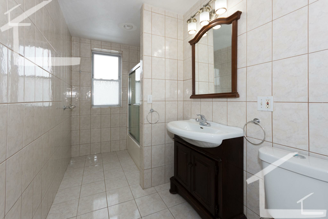 bathroom - 4 Bed, 2 bath, Thatcher Street, Live in the Heart of BU! 9/1/2025 Apartments