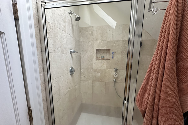 - - No Broker Fee! Close to Campus! 5 bed 2 bath w/ Laundry in Building Apartments