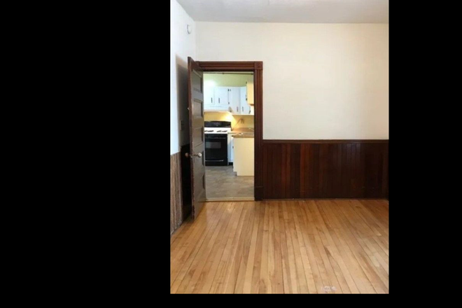 Bedroom #1 - 2br near UVM on Loomis St Duplex