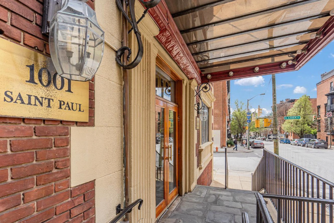 BUILDING ENTRANCE - Clean, Bright & Modern Mt Vernon Studio #Peabody