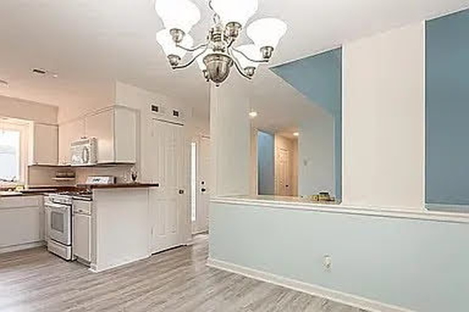 Dining room - Five Oaks Townhouse in quiet, safe neighborhood