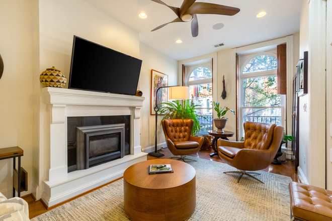 Living room - Stunning 3 Level Home/ Gym/Decks/Parking