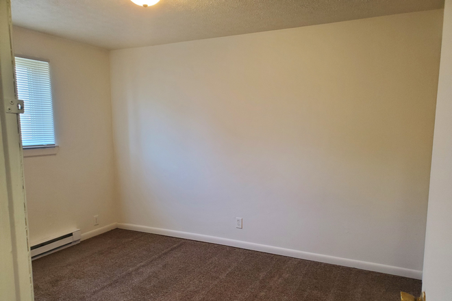 Bedroom - Pine Manor Apartments