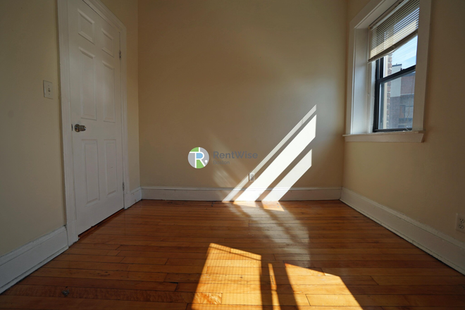 1 - $2050 | Spacious 1 Bed in Allston | 03/01 | HHW Included | Cats OK Apartments