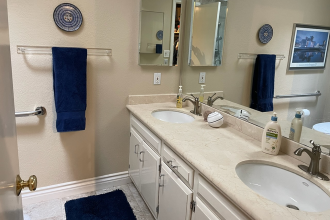 Bathroom shared - Home in Orange with rooms to rent - don't take care of a house; rent a room and focus on studies.