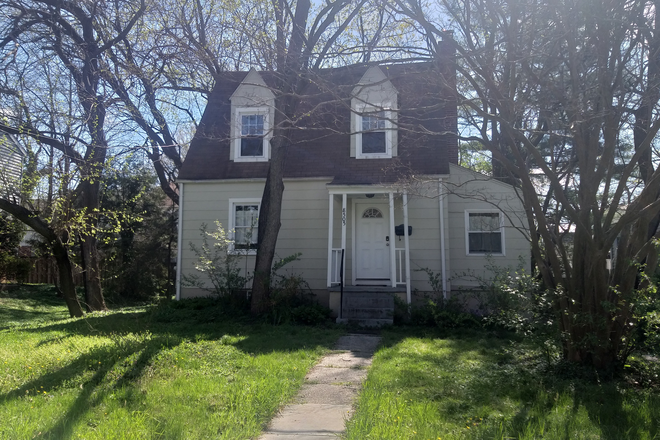 Exterior from front - Cape Code Cottage in Beautiful Berwyn