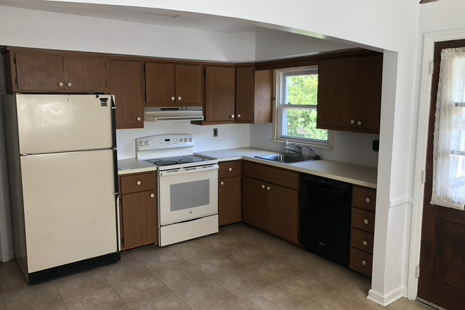 Kitchen - PRIME LOCATION FOR YOUR EDUCATION! House