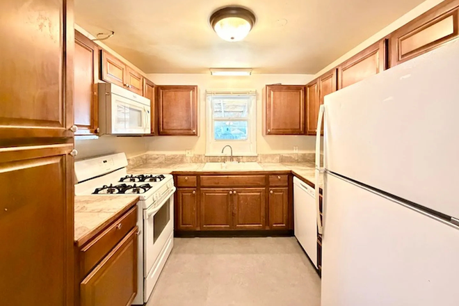 kitchen - 1 bedroom subletting August 1st-December 31st House