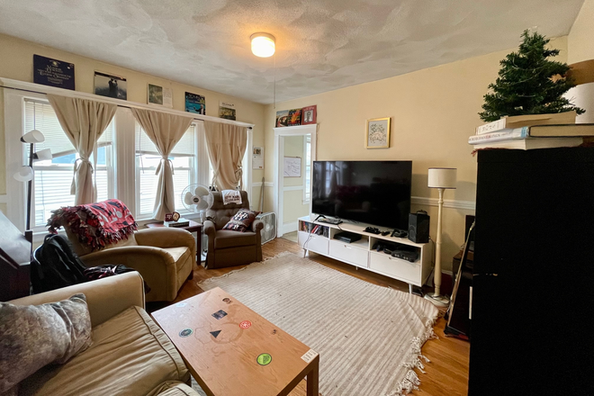 living room - Sunny Brighton 4 bed with one parking spot included - NO FEE! Townhome