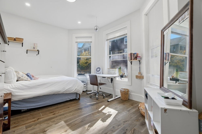 x - 🔥 Spacious 6 Bed / 3 Bath in Prime Mission Hill | Central Air | 9/1 🔥 Apartments