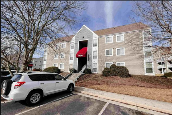 Parking Lot - Condo on the top floor, 2 bus stops nearby and free parking