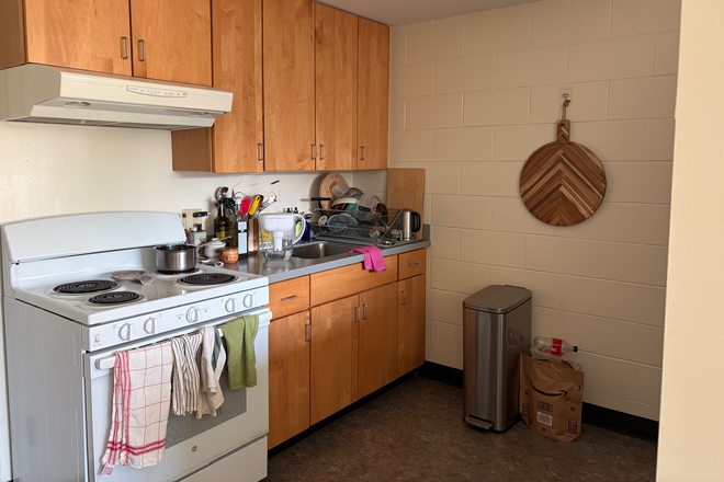 Kitchen - Summer:Room in shared apt for degree seeking PU female grad student only-Lawrence Dr-Princeton
