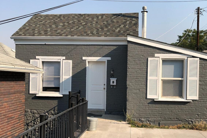 Exterior - Off Campus 4 bedroom House with off street parking- room rental