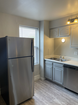 Three Bedroom - 618 E Court St Three Bedroom Apartments