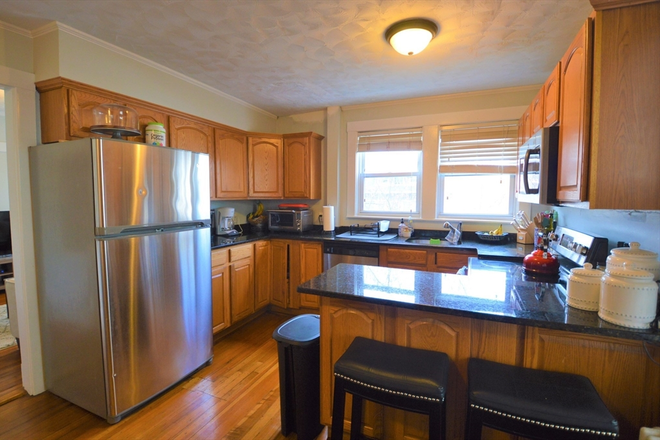 LIVING - BEAUTIFUL 3 BED AVAIL. 9/1/25! Apartments