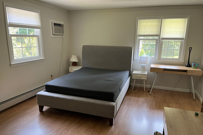 Bedroom - One Room w/Bath Near Campus (Owner Occupied, available after 12/14/25) House
