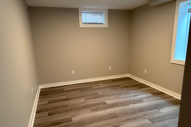 Bedroom 12x10 - Room for rent in a home in a safe neighborhood less than 15 minutes from campus and major hospitals