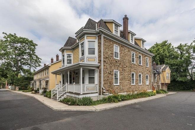 Exterior View - 3BR/2bath thome-Witherspoon Lane-Princeton