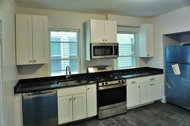 Kitchen - Modern 3 Bed - Laundry in Apartments Unit - Shared back yard & patio & more!