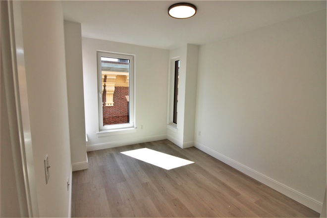 1 Newcomb St - No fee 2 Beds 1 Bath - south end - modern Apartments