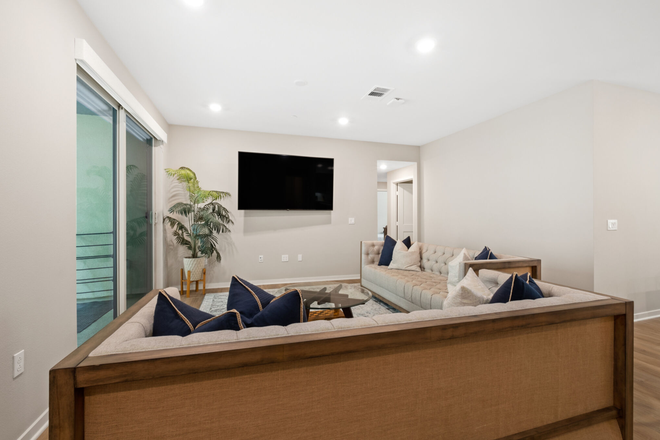 Well Lit Home - UPDATED - LUXURY & SAFE FURNISHED HOUSE, SMART-HOME, PRICE INCLUDES UTILITIES & AMENITIES