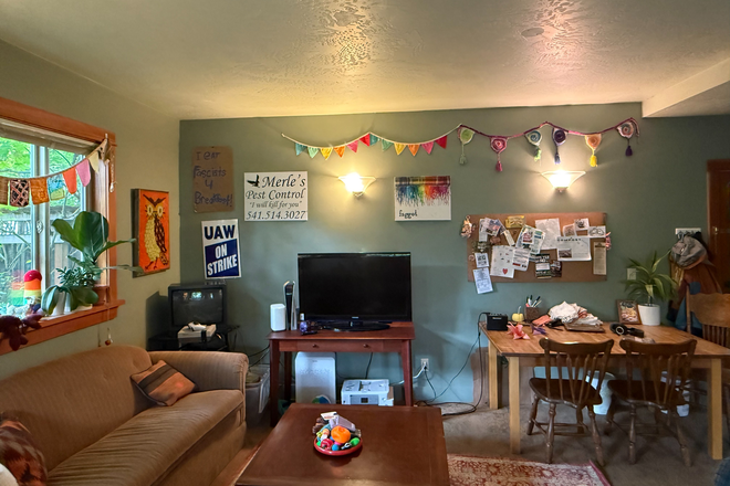 Living Room - Beautiful House and Yard in West Jefferson Neighborhood