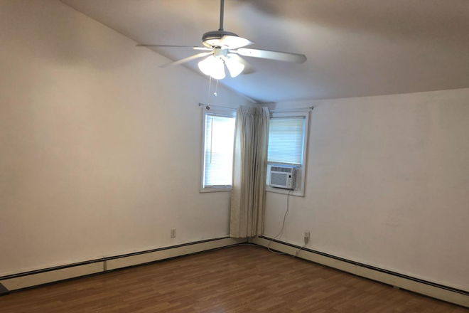 Upstairs Bedroom - Law students, Med students, Grad students this house is for you!