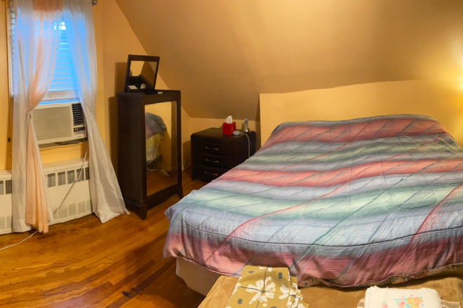 Bed room - Pleasant room in quiet neigborhood House