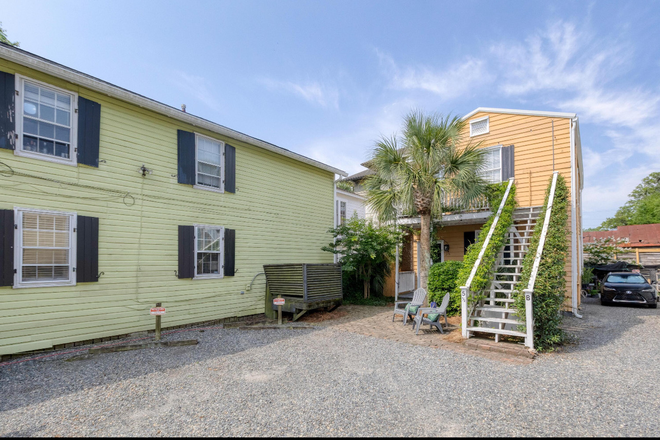 Exterior / parking - Charming condo near campus