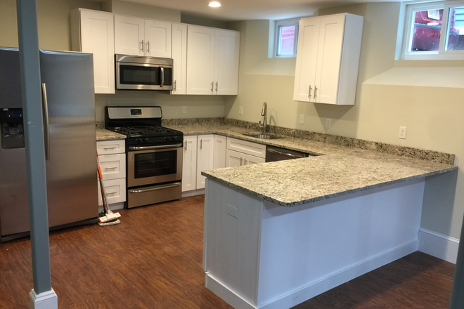 LIVING - 7 BED/3 BATH WITH HEAT AND PARKING INCLUDED! 9/1/25!
