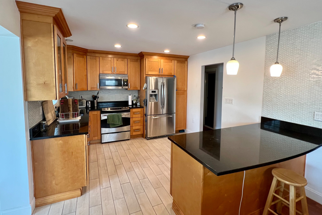 Kitchen - Large Home in Quiet Neighborhood Close to Campus -- Large House of Grad Students