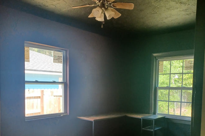 Bedroom/Office - Home close to campus! Large yard, pets welcome!