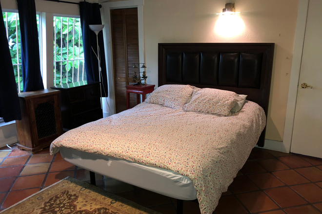 Queen size bed - Excellent Coconut Grove Location Near Biscayne Bay & Kennedy Park House