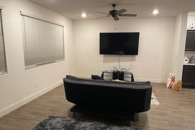 Living room - Summer session (3 rooms available) and academic year (1 room available). For UCM students. House