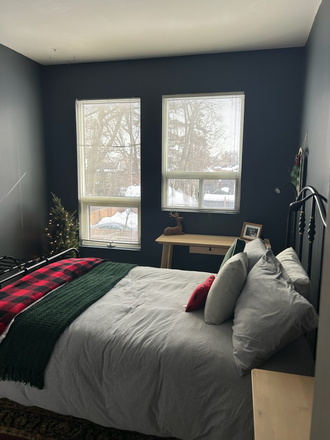 Furnished Bedroom - PRIVATE ROOM FOR RENT IN QUIET HOUSE IN THE HEART OF LAWRENCE PARK – IDEAL FOR SERIOUS STUDENTS
