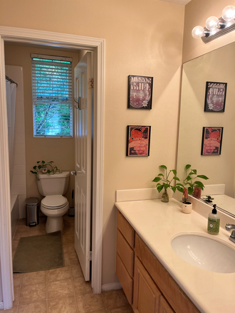 Bathroom (shared with one person) - Bedroom in House in University Hills
