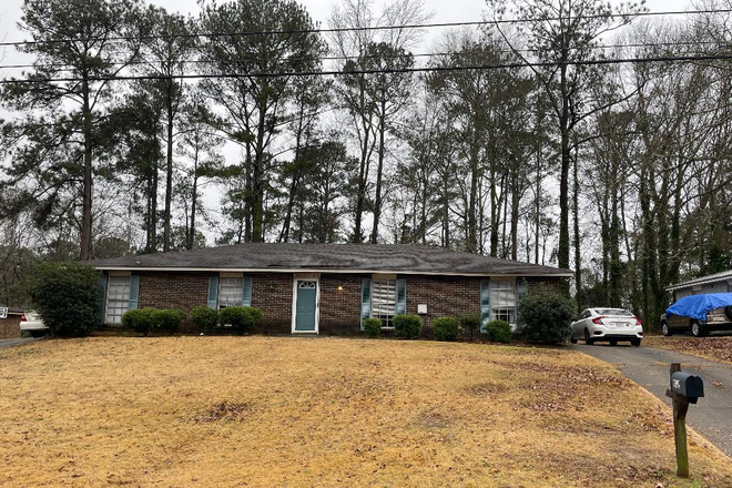 front with driveway - $975 - 3 bedroom duplex sublease with long term lease potential Duplex