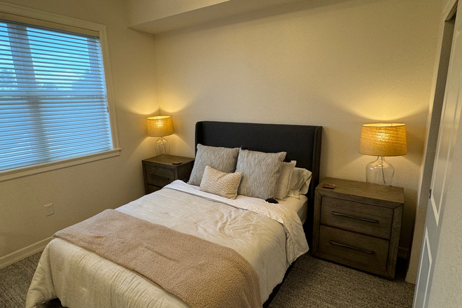 Room 2 - Condo Room - Observatory Park/Sorority row