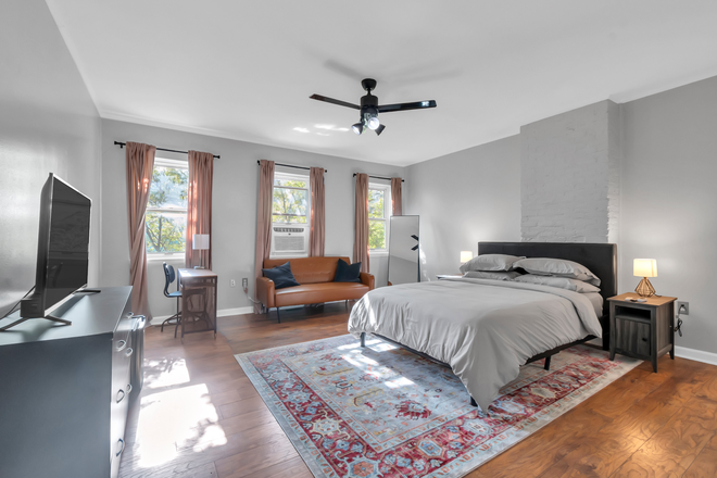 Bedroom w/ natural sunlight - All utilities included! Hopkin's Hideaway 4- close to Fells Point & Inner Harbor Triplex
