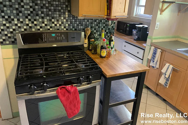 Kitchen w/ Oven - Spacious 2-bedroom apartment in a prime BC off-campus Location!!