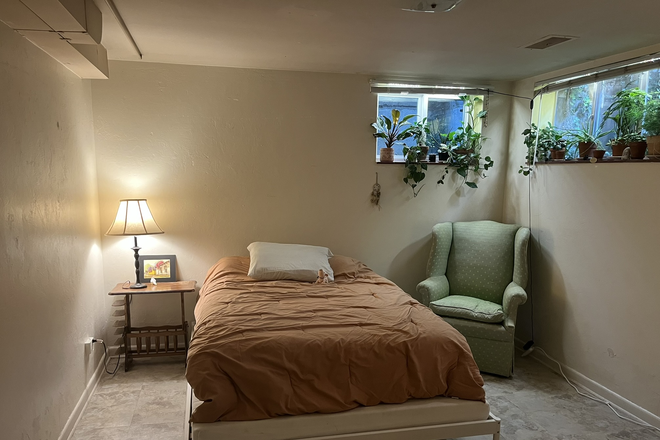Bedroom 1 - Affordable Individual Rooms in House Near Campus – Bright & Spacious