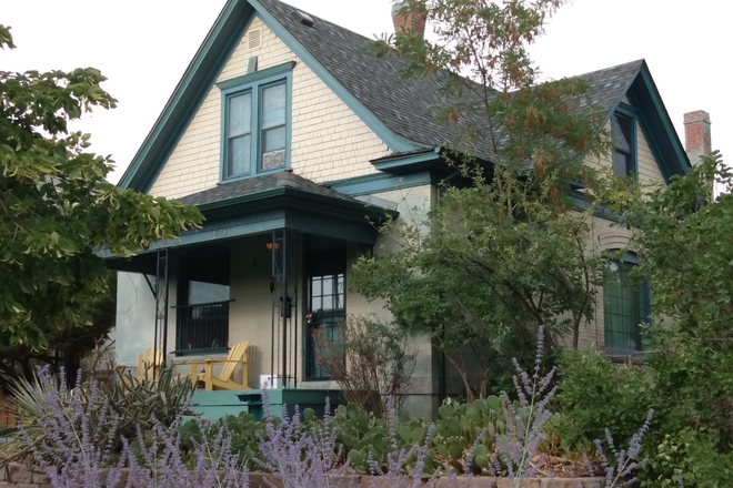 Front of house - Charming 2 room studio apartment in victorian home