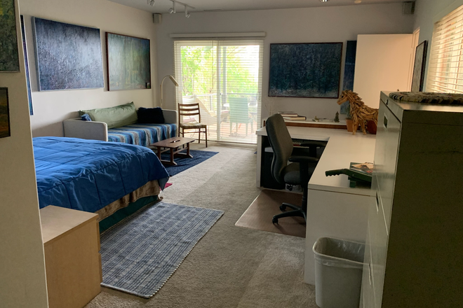 En-suite bedroom - Unique Ocean View Suite in a large single-family home close to campus