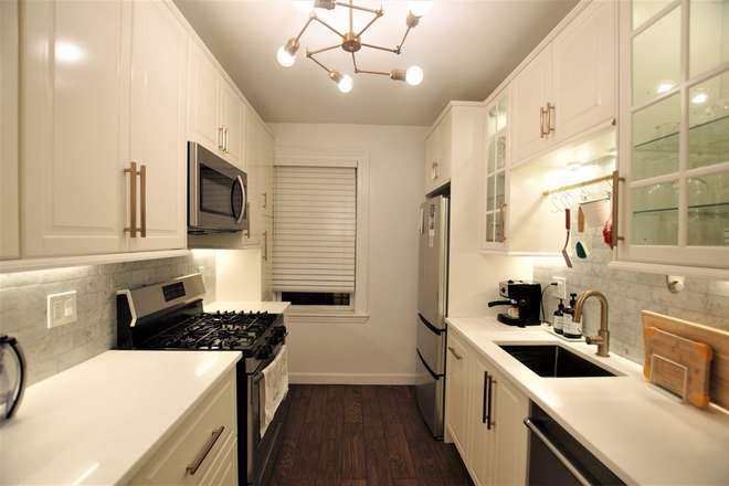 LIVING - BEAUTIFUL 2 BED WITH HEAT, HOT WATER AND GAS INCLUDED! 8/1/25!