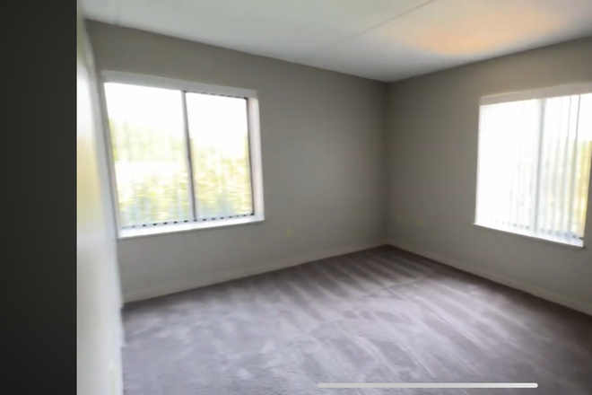 Bedroom with huge closet, full size bed and a smart tv - Hi, we have a private room available for temporary accommodation from Dec 12th to Jan 20th Apartments