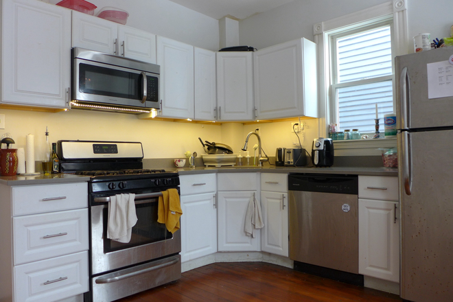 bostonrealtyonline.com - Pristine Five Bedroom off Saint Alphonsus Street Apartments