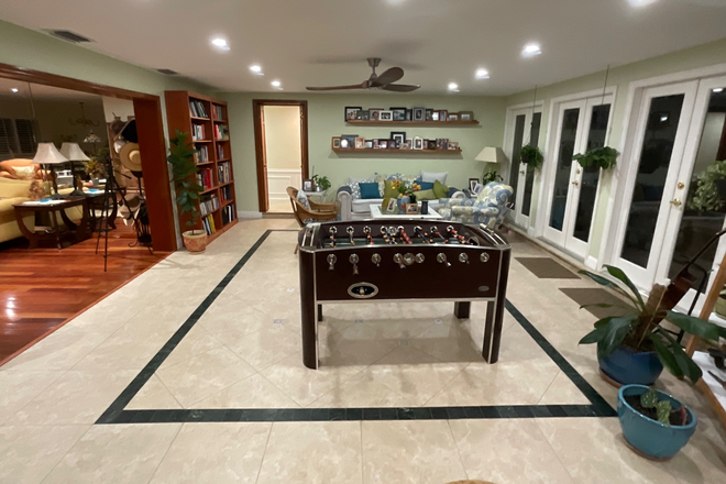 Florida room - Miño-Rosales Home