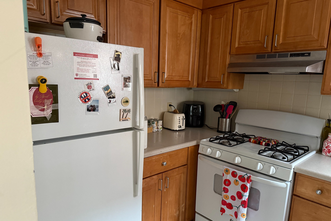 Kitchen - Summer Sublet | Spacious Two Bed Row House (Furnished)